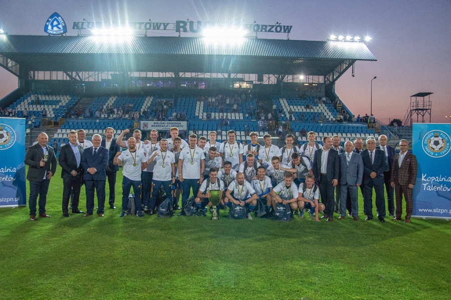 Ruch Chorzów z Pucharem 100-lecia Śląskiego Związku Piłki Nożnej
