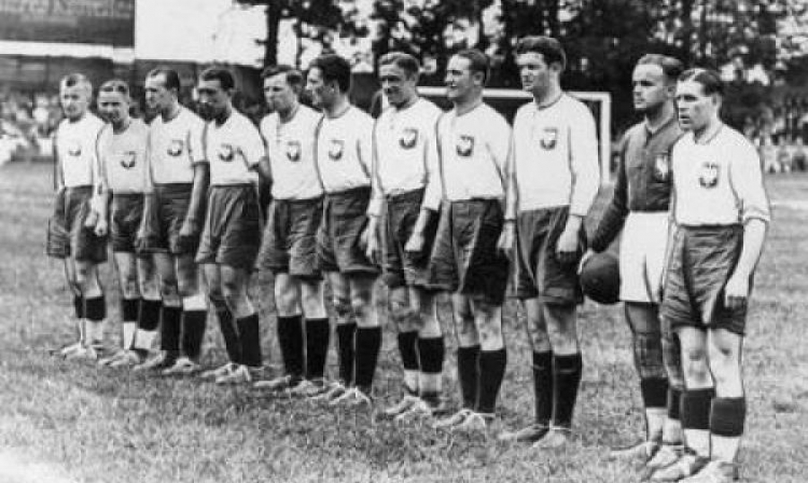 Leonard Piątek (czwarty z lewej) przed meczem Polska - Brazylia na mistrzostwach świata w 1938 roku.