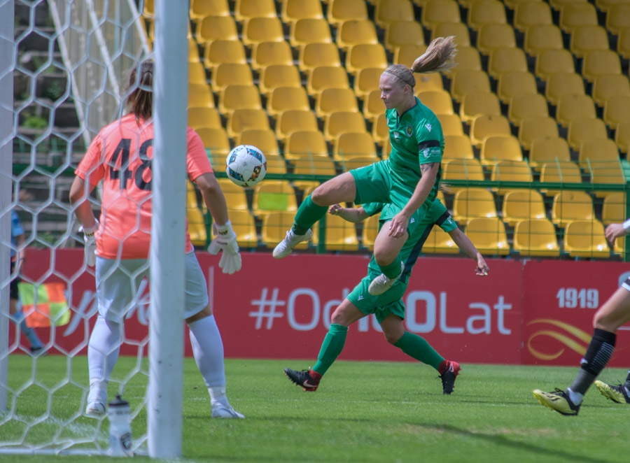 Gol z karnego w doliczonym czasie gry zapewnił Czarnym remis na Bukowej