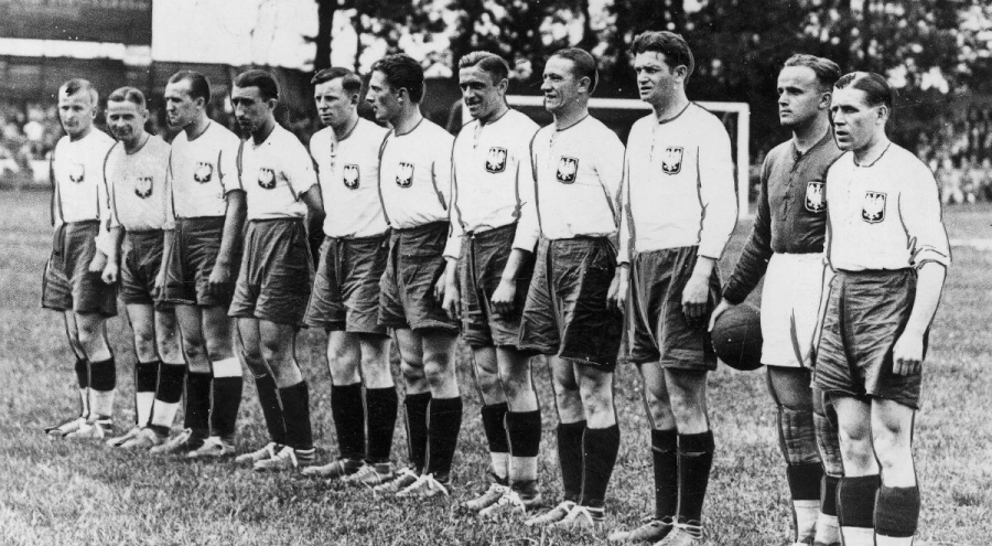 Wilhelm Góra w reprezentacji podczas meczu z Brazylią - szósty z prawej.